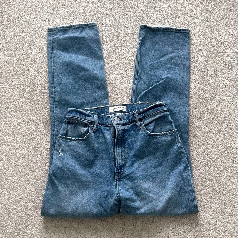 Abercrombie & Fitch The 90's Straight Ultra High-Rise Jean size 6 in Blue
